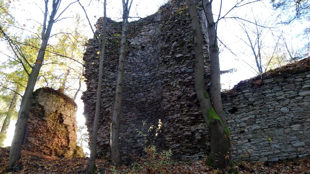 Mohutná zřícenina hradu Perštejn je velkou záhadou